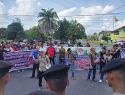FORDAYAK BESERTA ORMAS YANG ADA DI KALTENG MENGGELAR DEMO MEMPROTES UCAPAN ROCKY GERUNG
