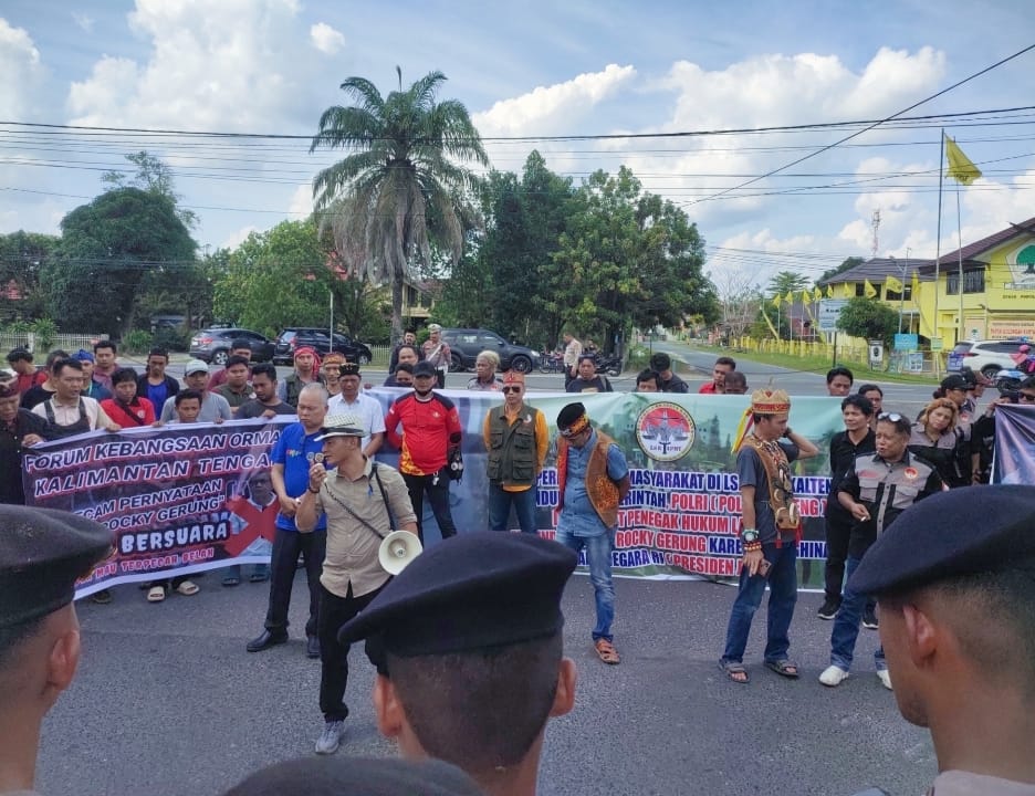 FORDAYAK BESERTA ORMAS YANG ADA DI KALTENG MENGGELAR DEMO MEMPROTES ...