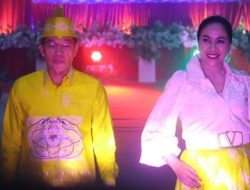 Bupati dan Istri Menjadi Model Pamerkan Batik Khas Murung Raya