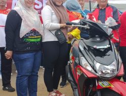 Wakil Bupati Menyerahkan 1 Unit Sepeda Motor Kepada Pemenang Undian Jalan Sehat HUT ke 78 RI