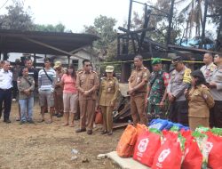 Pj Bupati Mura Tinjau Lokasi Kebakaran Dan Berikan Bantuan Sosial Pada Korban Di Desa Konut