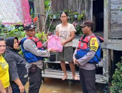 Kapolsek Permata Intan Bagikan Sembako Kepada Masyarakat Korban Banjir