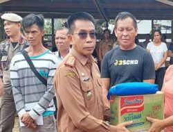 Peduli Korban Kebakaran Di Desa Konut, Pj Bupati Hermon  Serahkan Bantuan Paket Sembako Serta Uang Tunai