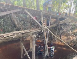 Danramil 1013-7/Murung Bantu Warga Bangun Jembatan