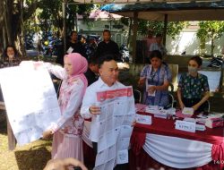 Gubernur Kalteng dan Istri Berikan Hak Suaranya di TPS 02 Palangka Raya