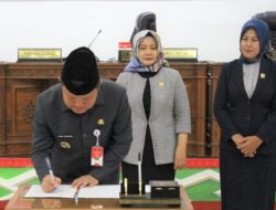 Pemkab Barsel-DPRD Tandatangani Persetujuan Bersama Ranperda Tentang Pajak Daerah & Retribusi Daerah