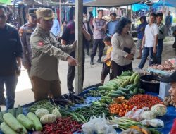 Pj Bupati Barsel Deddy Winarwan Melakukan Sidak Harga Bahan Pokok Pada Tabak Kanilan Serta Gelar Pasar Murah