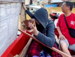 Ketua Fraksi PDIP DPRD Bersama Isteri Menyalurkan Bantuan Makanan untuk Warga Terdampak Banjir