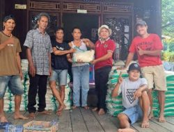 Anggota DPRD Barut Memberikan Bantuan Beras Kepada Warga Terdampak Banjir di Desa Bintang Ninggi II