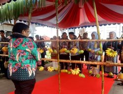 Waket II DPRD, Pj Bupati dan Pj Ketua TP PKK Menyambut Wamendagri dengan Upacara Adat