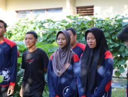 Peserta Magang UPT BPPB-TPH Praktik Pindah Tanam Pakcoy dengan Sistem Hidroponik