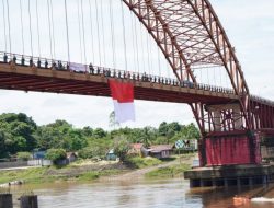 Bendera Merah Putih Raksasa Berkibar di Jembatan Merdeka Puruk Cahu, Meriahkan HUT Ke-80 RI