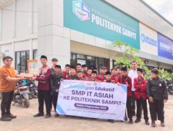 Studi Tur ke Politeknik Sampit, Siswa SMP IT Asiah Ikut Menanam Sayuran dan Memanen Telur
