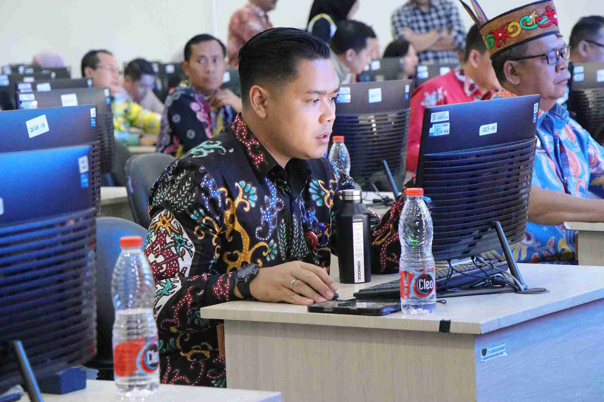 Foto: Salah seorang peserta Profiling ASN (ProASN) bagi Pejabat Administrator yang berlangsung di Aula CAT BKD Kalteng. (Istimewa)