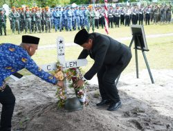 Wagub Kalteng Hadiri Upacara Pemakaman Militer Cornelius Willem Di TMP Sanaman Lampang