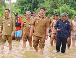 Pastikan Bantuan Sampai ke Warga, Bupati Sambangi Korban Banjir