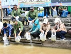 Bupati Barito Utara Tebur Benih Ikan Di Desa Trinsing, Dorong Kemandirian Pangan Dan Pemberdayaan Nelayan