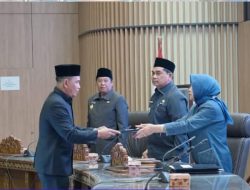 Fraksi DPRD Serahkan Pemandangan Umum Kepada Pemkab Barut