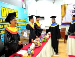 Pemkab Barut Apresiasi Wisuda Lansia Perdana Inspirasi Generasi Muda