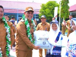 Bupati dan Wabup Barito Utara Salurkan Bantuan Laptop dan Perlengkapan Sekolah
