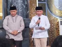 Gubernur dan Wakil Gubernur Kalteng Sholat Idulfitri Bersama Masyarakat di Masjid Raya Darusallam