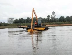 Pemkab Barito Utara Uji Coba Excavator Ampibi di DAM Trahean
