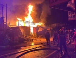 BPBD Barito Utara Berjibaku Padamkan Api Kebakaran di Jalan Merak Simpang Anem