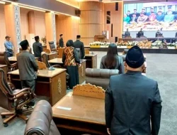 Bupati Barito Utara Hadiri Rapat Paripurna DPRD, dengan Agenda Jawaban Terhadap Pemandangan Umum Fraksi-fraksi