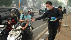 Antisipasi Dampak Kabut Asap, BEMKA Salurkan Ribuan Masker untuk Warga Palangka Raya